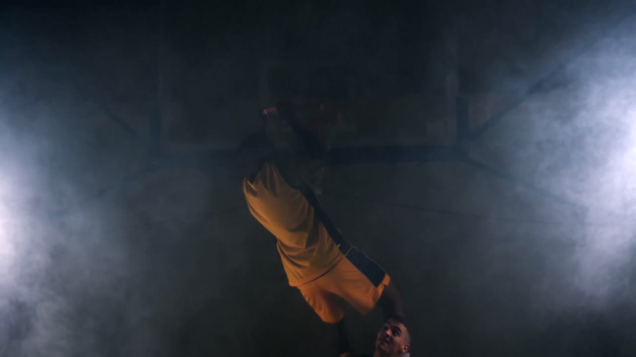 deportistas jugando al baloncesto
