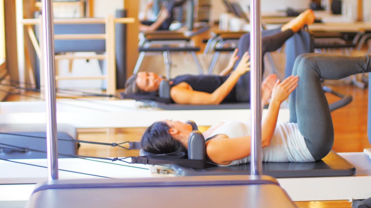 Donne che si allenano sugli attrezzi da palestra