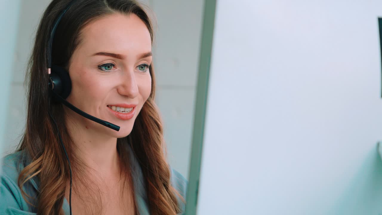 Forretningsfolk med headset som jobber på kontor