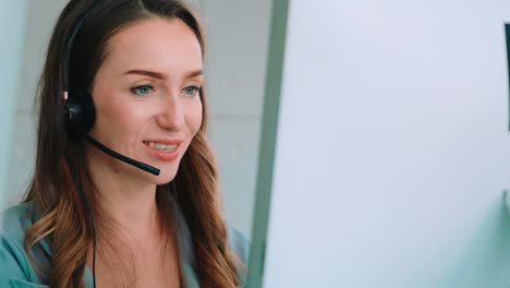 personas de negocios que usan auriculares trabajando en la oficina