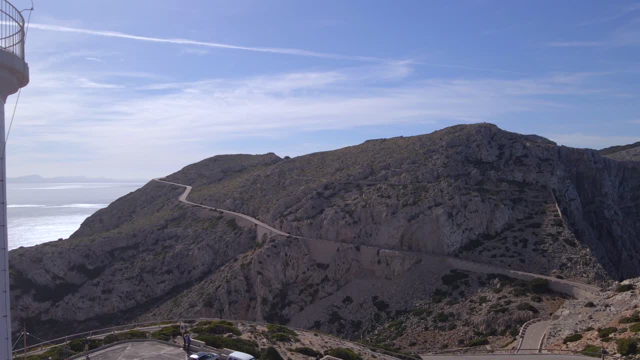 experimente la impresionante belleza del faro de cap formentor situado en los pintorescos acantilados de mallorca.
