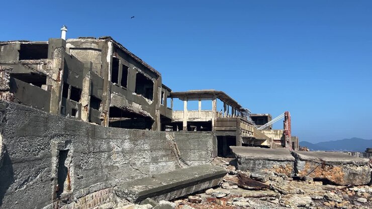 Edificio abbandonato e fatiscente nella città abbandonata sull'isola di Hashima, Nagasaki, Giappone