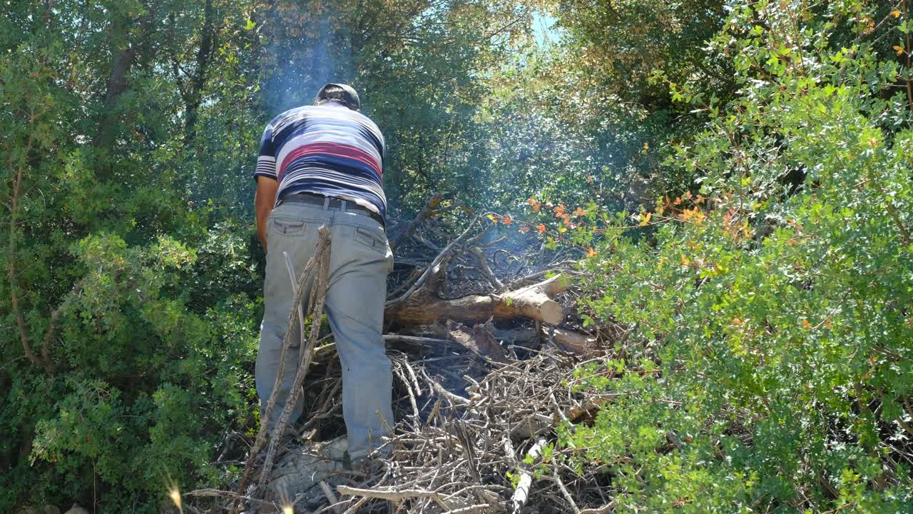 hombre cortando madera con sierra