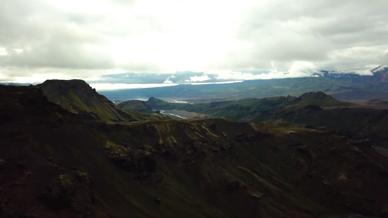 vista panorámica aérea del paisaje de montañas y valles, en el área de fimmvörðuháls, islandia