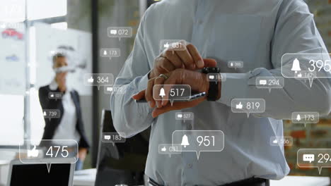 animación de iconos de redes sociales con números sobre empresario caucásico usando reloj inteligente