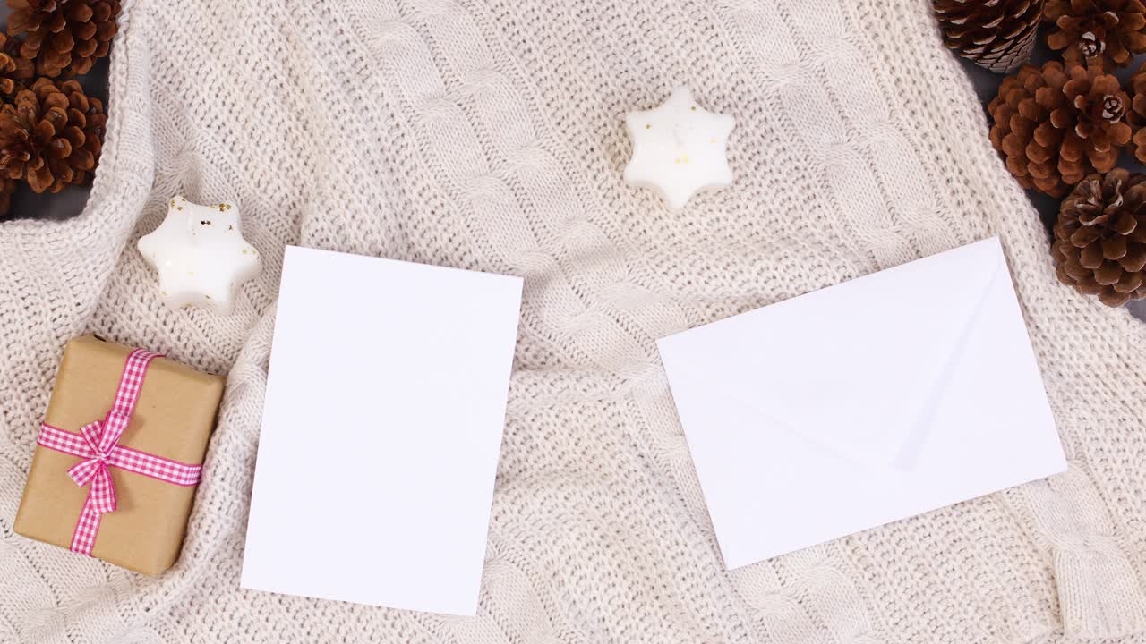 불, 장식품 및 소원을 위한 봉투와 함께 종이로 크리스마스 겨울 장식.