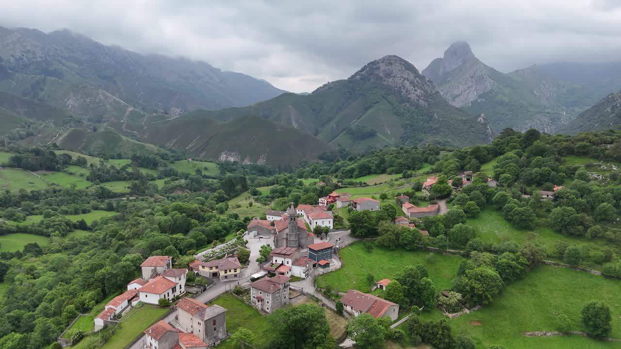 el avión no tripulado retrocede en el aire revelando todo el pueblo de asturias, españa picos de europa