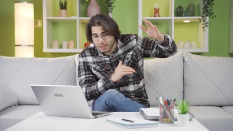 asesor de inversiones que trabaja desde casa.