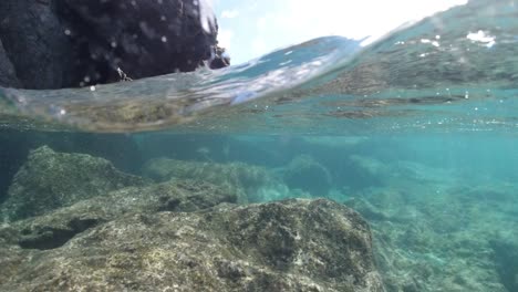 agua dividida y playa rocosa tomada en las islas vírgenes británicas