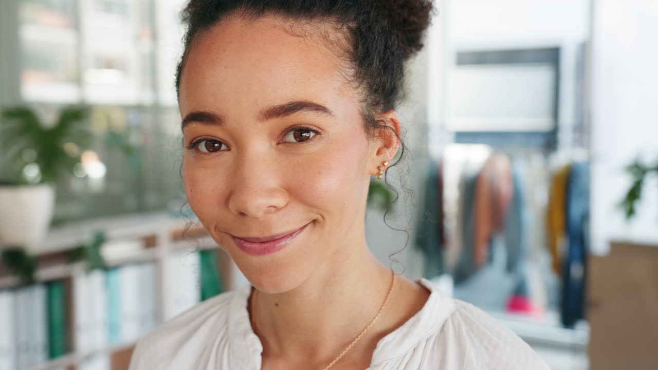 teléfono, diseñador o mujer negra con caja de entrega