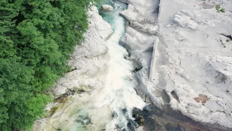 Río-Serio-Con-Sus-Cristalinas-Aguas-Verdes,-Bergamo,-Valle-Seriana,-Italia