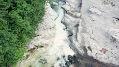 río serio con sus cristalinas aguas verdes, bergamo, valle seriana, italia