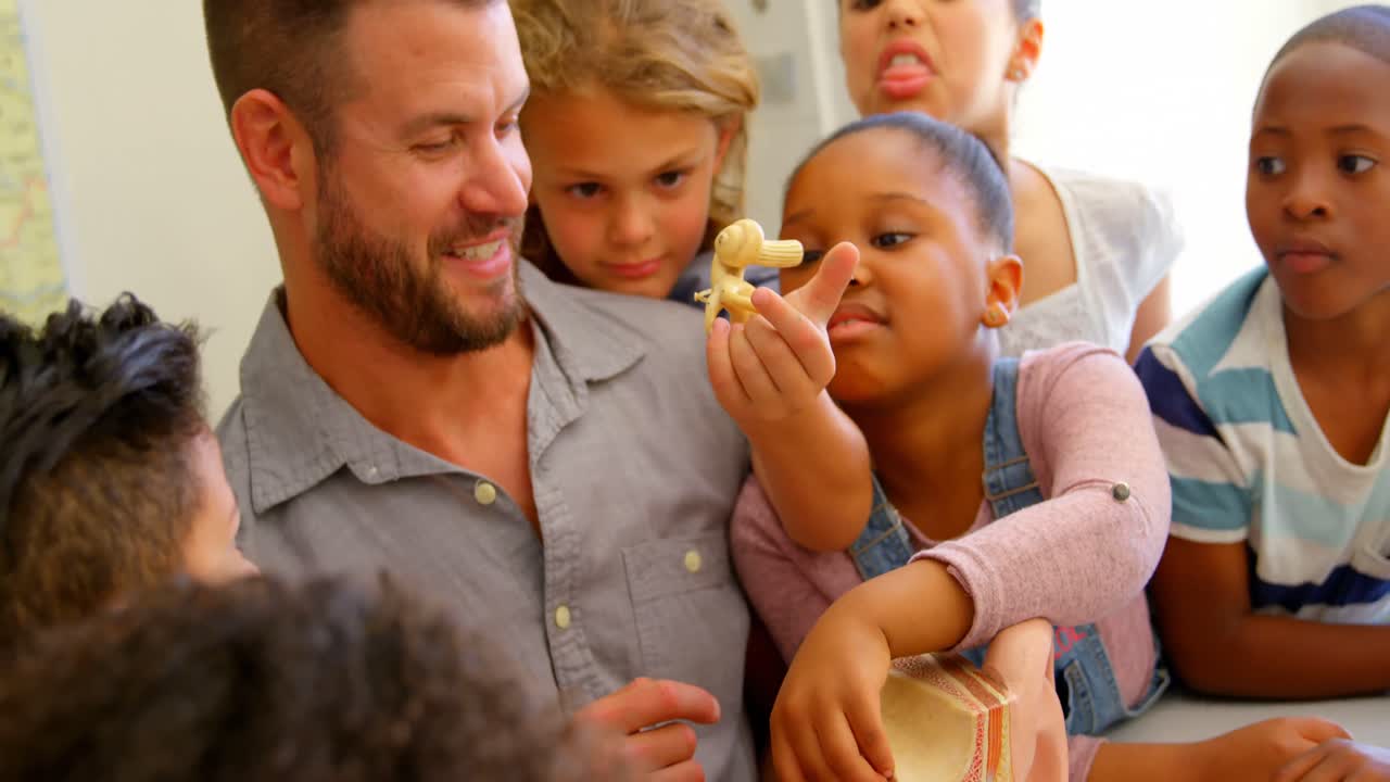 학교 아이 들 이 교실 에서 해부학 을 공부 하고 있으며, 교사 는 책상 4k 에 있다
