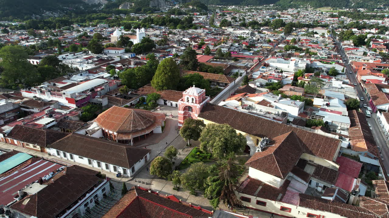tiro de drone recorriendo el arco morisco de la ciudad de san cristobal de las casas en chiapas mexico por la mañana