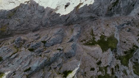 Luftaufnahme-Einer-Drohne-Von-Oben-Nach-Unten-Der-Dolomiten-In-Den-Drei-Zinnen-Von-Lavaredo,-Italien,-4k