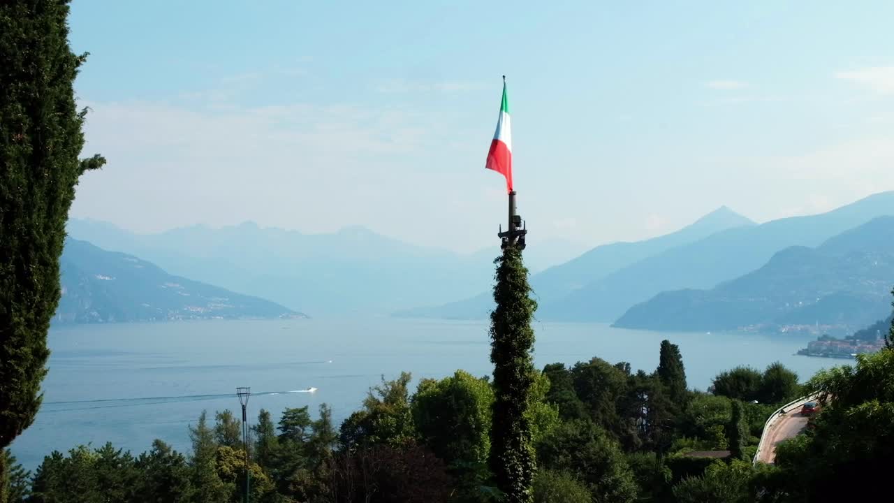Bandiera italiana sul Lago di Como