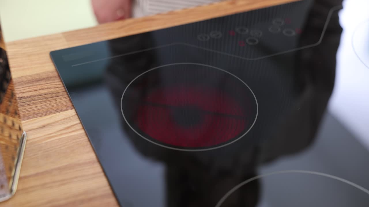 Piano cottura a induzione su un bancone da cucina