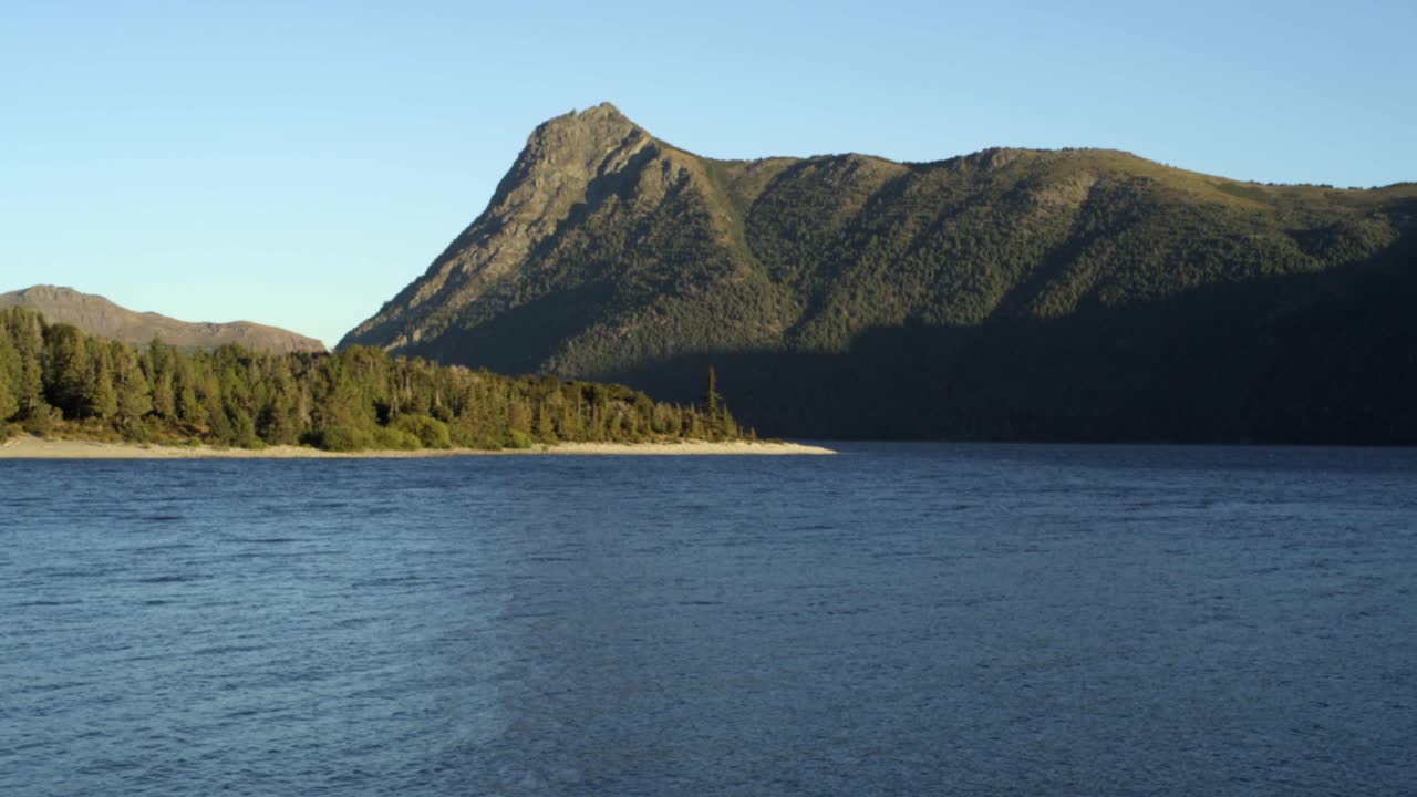 호수 옆의 녹색 숲이 우거진 산, 황금 시간 풍경, 정적