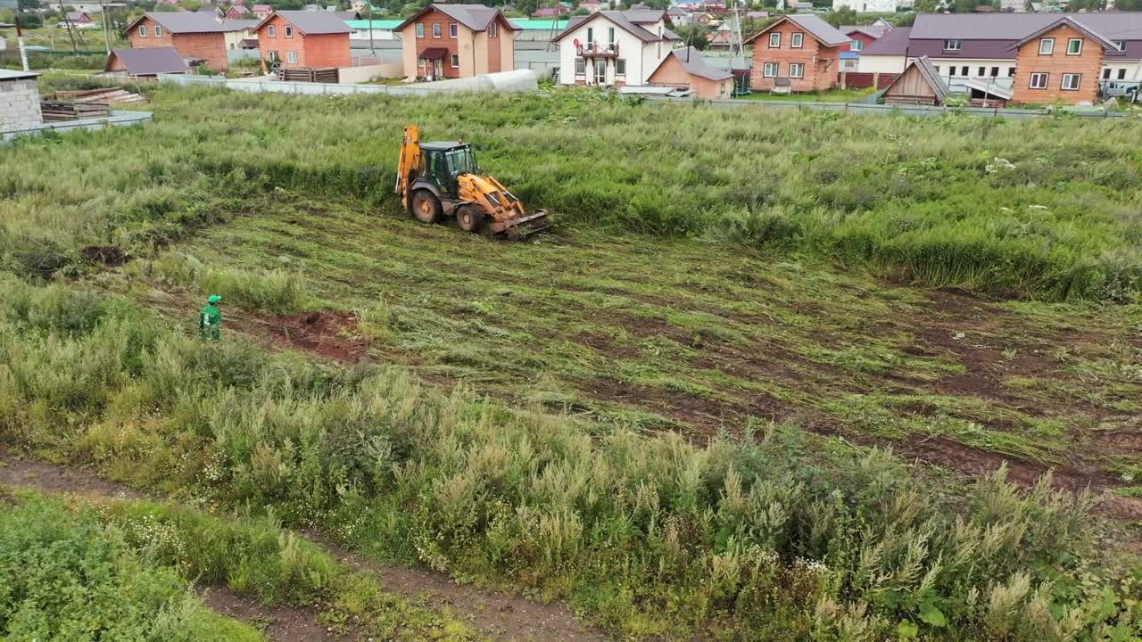 교외 지역 에서 발굴기 를 사용 하여 땅 을 는 일