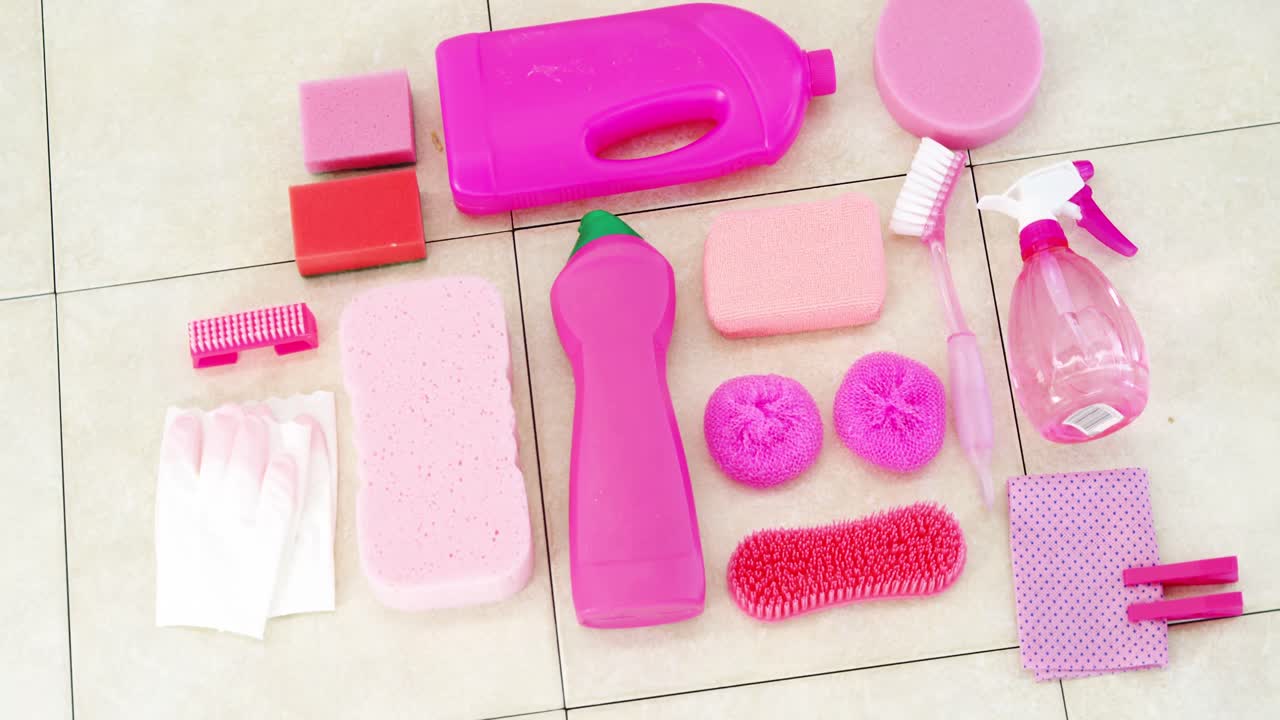 바닥에 청소 용품