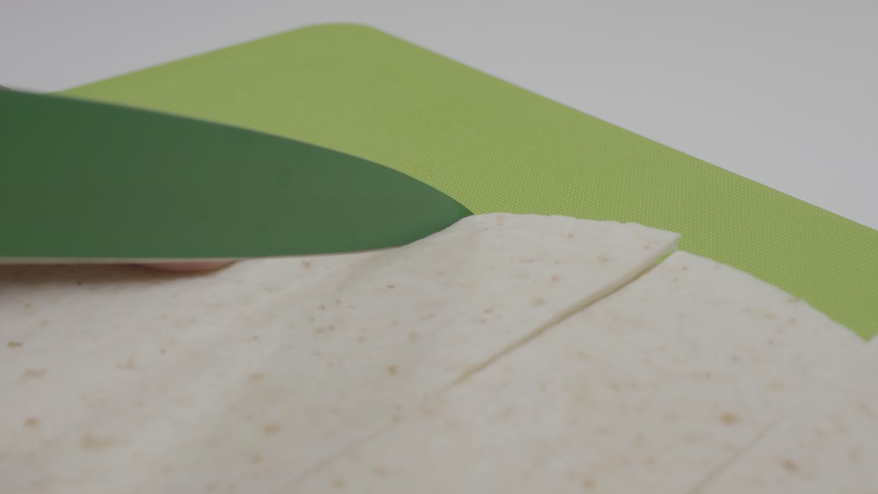 mujer cortando tortillas