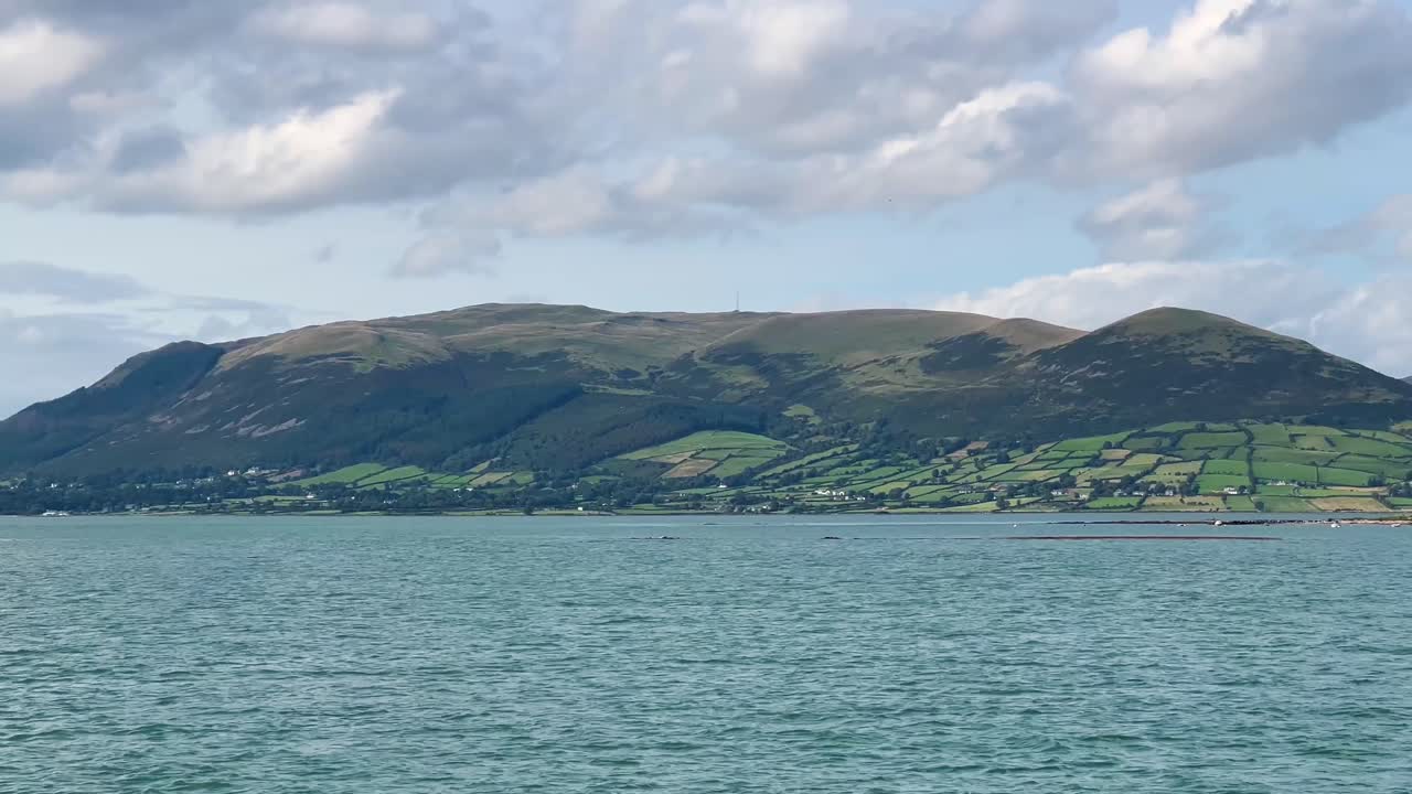 ⁇ 빛의 행복: 웅장한 모른 산과 평온한 시골 풍경의 매혹적인 전망