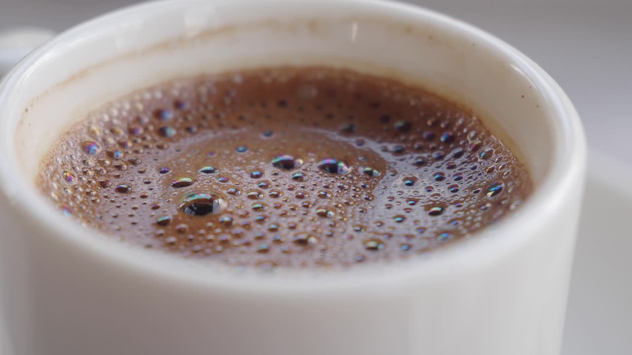 café turco en una taza blanca