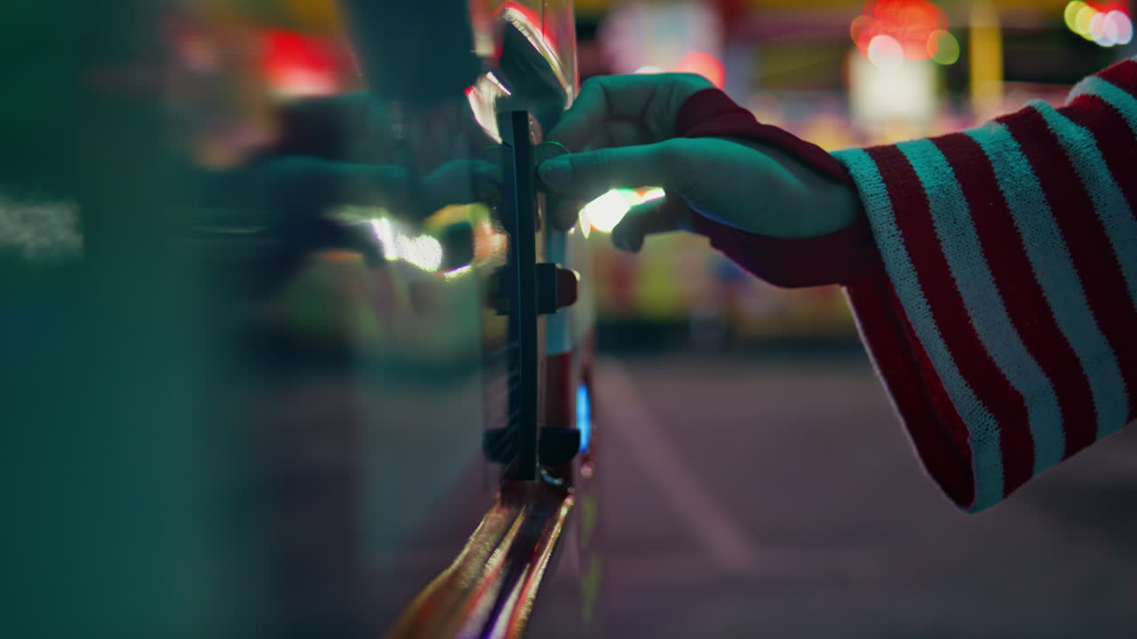 게임 자동판매기에 동전을 입하는 클로즈업 손 - 알려지지 않은 소녀 휴식 공원