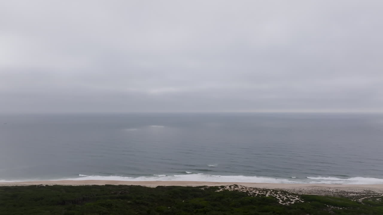 구름 인 해변 장면