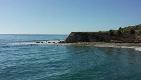 Ruhiger-Meereseinlass-Entlang-Der-Kalifornischen-Küste-Mit-Menschen-Am-Entfernten-Strand