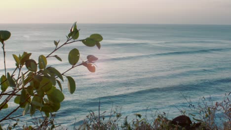 Vista-Al-Acantilado-En-Bali-Cerca-De-Uluwatu-Al-Atardecer-Con-Destellos-De-Lente-Vintage