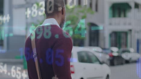 procesamiento de datos del mercado de valores contra un hombre mayor afroamericano con bicicleta caminando por la calle