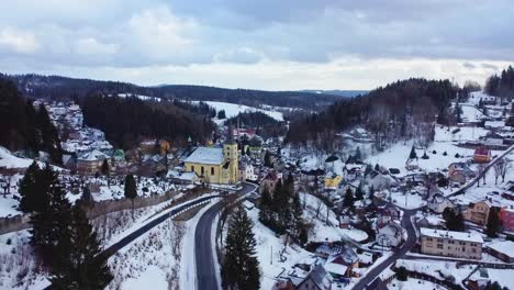 Vista-Aérea-De-Drones-Del-Pequeño-Pueblo-Janov-Nad-Nisou-Cerca-De-Liberec-Y-Jablonec,-Al-Norte-De-La-República-Checa,-Día-De-Invierno