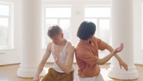 스튜디오 2에서 함께 춤을 추는 남성 현대 무용수 커플