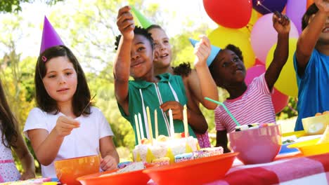 Gruppe-Von-Kindern,-Die-Mit-Wunderkerzen-Spielen,-Während-Sie-Einen-Geburtstag-Feiern