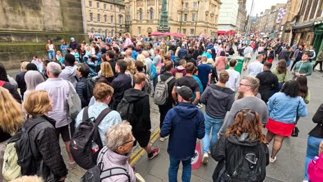 la multitud se reúne para el espectáculo callejero en edimburgo