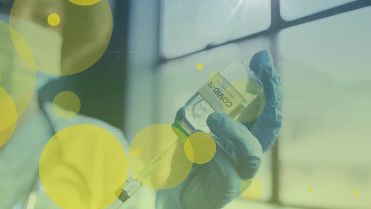 코로나19 백신 주사기를 채우는 아프리카계 미국인 여성 의사 위에 빛의 반점이 그려져 있는 애니메이션