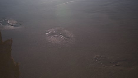 Weibliche-Füße-Hinterlassen-Fußspuren-Im-Sand,-Gehen-Am-Strand-Spazieren---Nahaufnahme