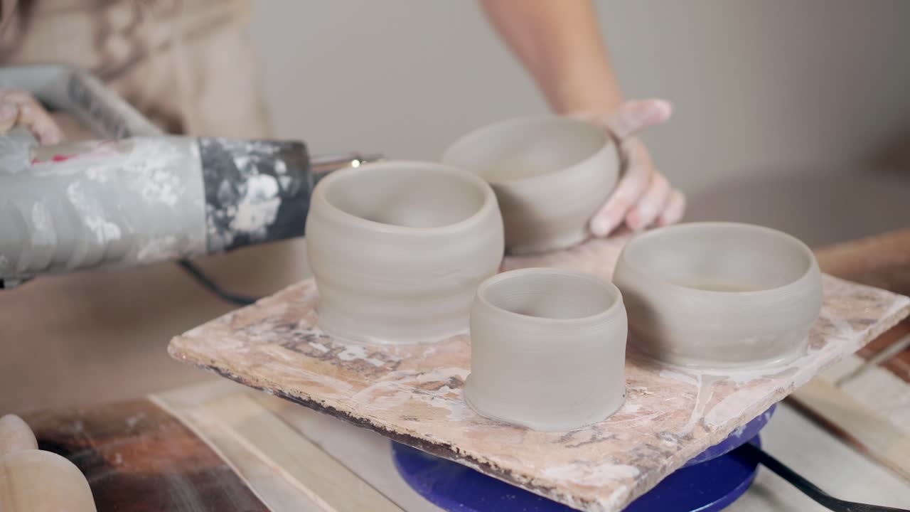 그 을 만드는 도자기 예술가