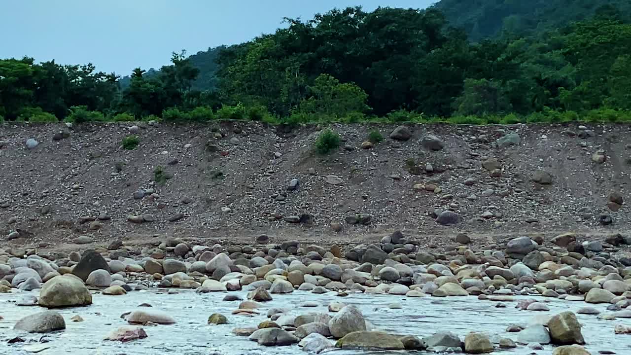 Tepi Sungai yang Hampir Kering Dengan Bebatuan Terbuka Dekat Bichanakandi, Sylhet, Bangladesh
