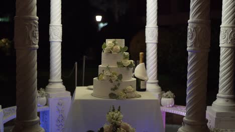 Elegante-Pastel-De-Boda-Con-Pilares-Tallados-Como-Telón-De-Fondo.