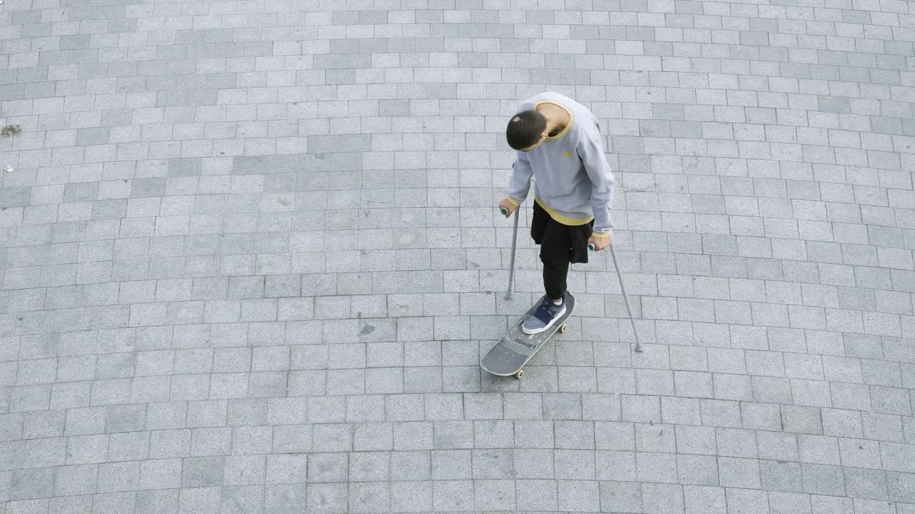 스케이트보드에서 트릭을 하는 한 다리를 지이로 은 남자의 면입니다.