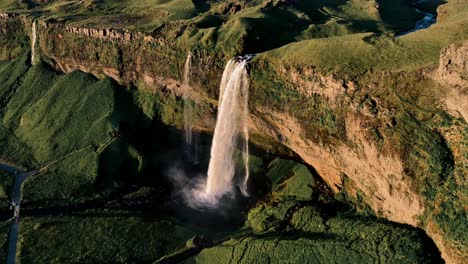 Imágenes-Aéreas-De-Drones-De-La-Cascada-Seljalandsfoss-En-Islandia-Durante-La-Puesta-De-Sol