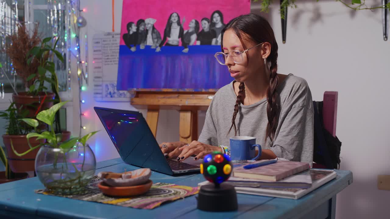 학생 이 컴퓨터 를 사용 하여 웹 을 스크롤 하고 있다