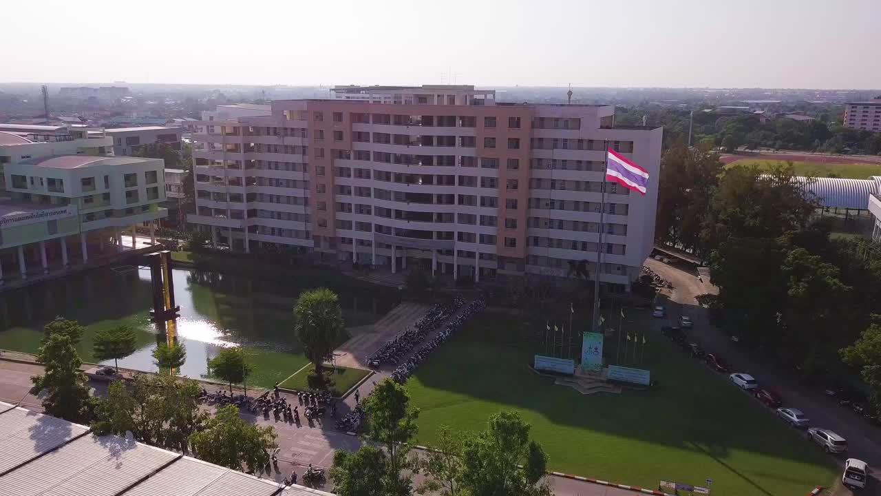 Gedung Universitas Teknologi Rajamangala Isan dengan Bendera