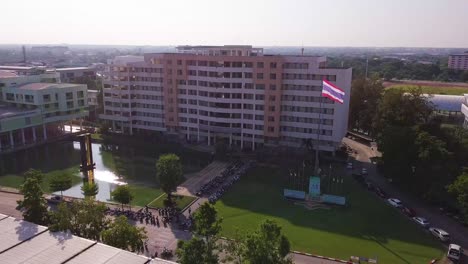 Rajamangala-Universität-Für-Technologie-Ist-Ein-Gebäude-Mit-Flagge