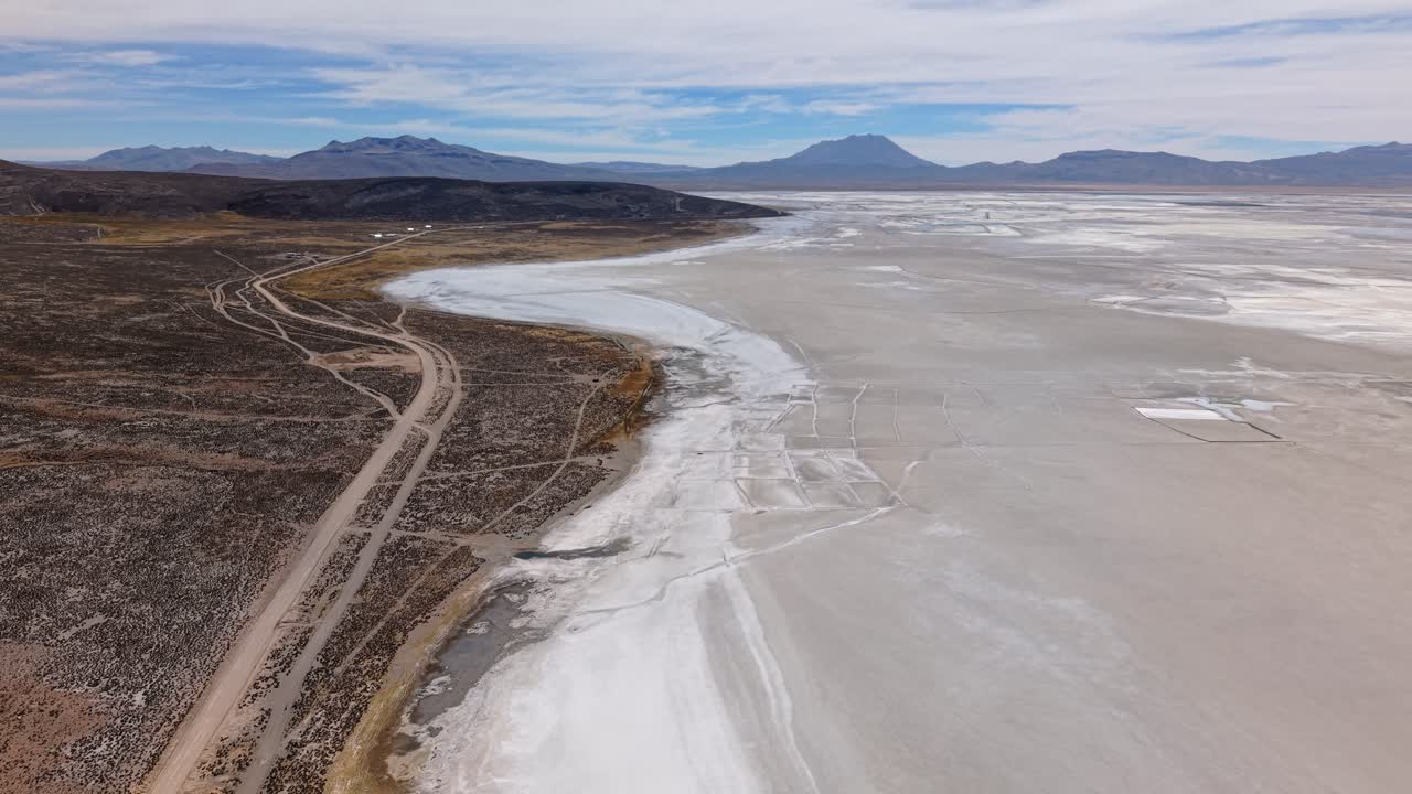 Strada tranquilla che porta alla Laguna de Salinas ad alta quota, Arequipa, Perù.
