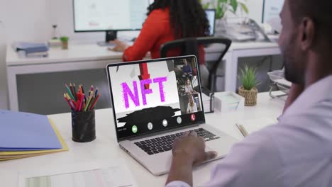 video de un hombre afroamericano haciendo una videollamada nft en una computadora portátil con varios compañeros de trabajo