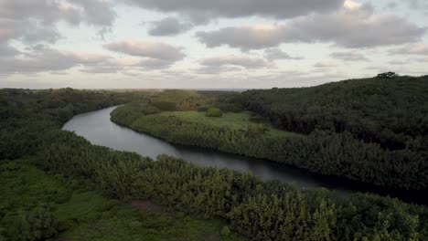 Hermosa-Vista-Aérea-De-La-Naturaleza-Del-Paisaje-De-La-Selva-Del-Río-Wailua-En-Kauai-Hawaii-Con-Cascadas-Y-Otras-Maravillas-Naturales-Escénicas