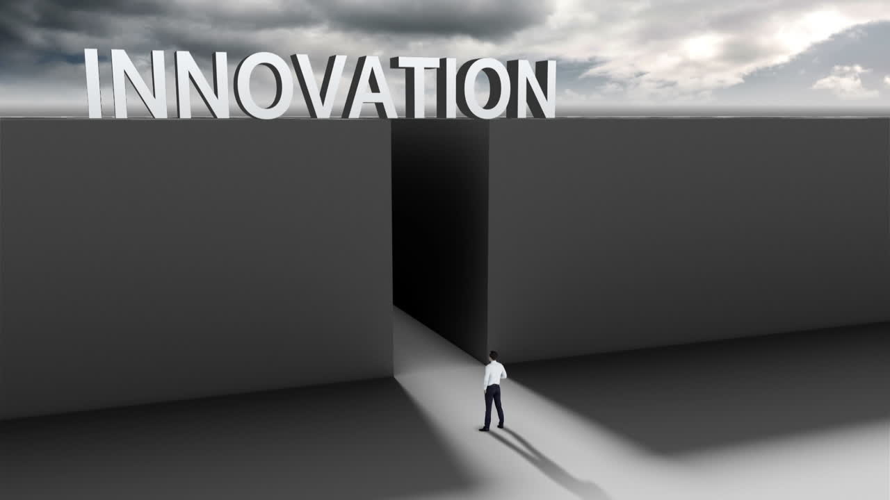 hombre de negocios en la entrada del laberinto